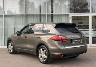 Подержанный автомобиль Porsche Cayenne 2011 года (7 фото)