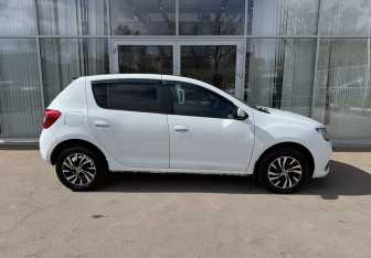 Подержанный автомобиль Renault Sandero 2014 года (4 фото)