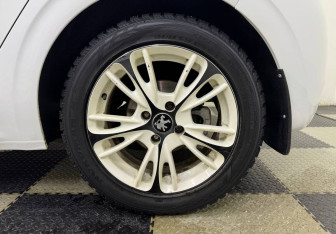 Подержанный автомобиль Peugeot 208 2013 года (12 фото)