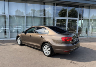 Подержанный автомобиль Volkswagen Jetta Sedan 2012 года (7 фото)