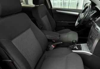 Подержанный автомобиль Opel Astra Sedan 2011 года (10 фото)