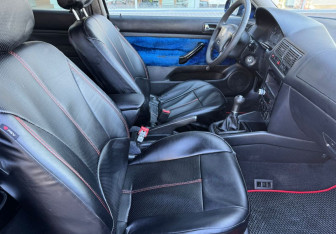 Подержанный автомобиль Volkswagen Golf Hatchback 1999 года (9 фото)