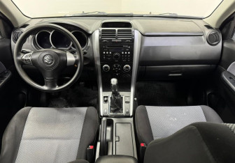 Подержанный автомобиль Suzuki Grand Vitara 2006 года (10 фото)