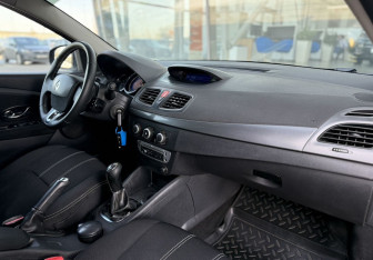 Подержанный автомобиль Renault Fluence 2014 года (10 фото)