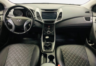 Подержанный автомобиль Hyundai Elantra Sedan 2015 года (10 фото)
