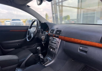 Подержанный автомобиль Toyota Avensis Sedan 2007 года (10 фото)