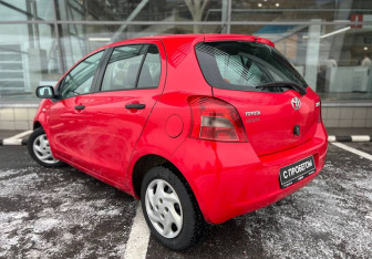 Подержанный автомобиль Toyota Yaris Hatchback 2007 года (7 фото)