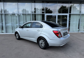 Подержанный автомобиль Chevrolet Aveo Sedan 2013 года (7 фото)