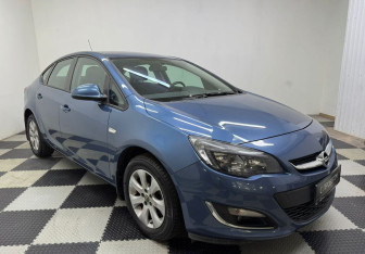 Подержанный автомобиль Opel Astra Sedan 2013 года (3 фото)