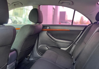 Подержанный автомобиль Toyota Avensis Sedan 2007 года (11 фото)
