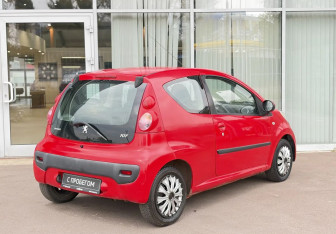 Подержанный автомобиль Peugeot 107 2008 года (5 фото)
