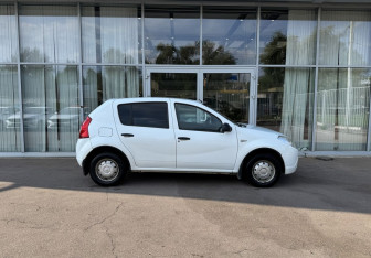 Подержанный автомобиль Renault Sandero 2010 года (4 фото)