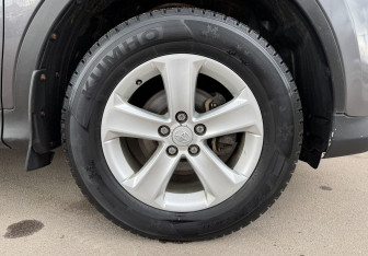 Подержанный автомобиль Toyota RAV4 2013 года (12 фото)
