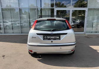 Подержанный автомобиль Ford Focus Hatchback 2002 года (6 фото)