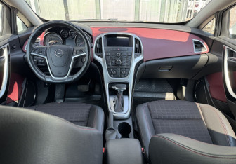 Подержанный автомобиль Opel Astra Hatchback 2014 года (9 фото)