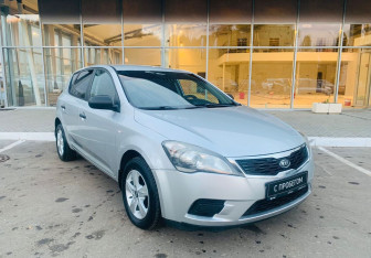 Подержанный автомобиль Kia Ceed Hatchback 2013 года (3 фото)