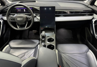 Подержанный автомобиль Geely Atlas 2024 года (10 фото)