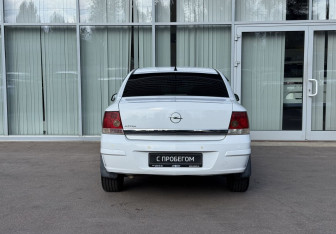 Подержанный автомобиль Opel Astra Sedan 2012 года (6 фото)