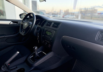 Подержанный автомобиль Volkswagen Jetta Sedan 2016 года (10 фото)