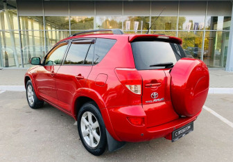 Подержанный автомобиль Toyota RAV4 2007 года (7 фото)
