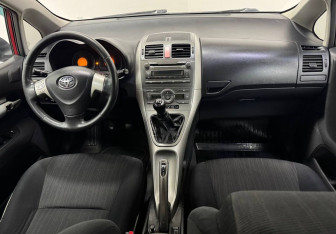 Подержанный автомобиль Toyota Auris Hatchback 2007 года (10 фото)