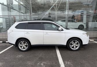 Подержанный автомобиль Mitsubishi Outlander 2013 года (4 фото)