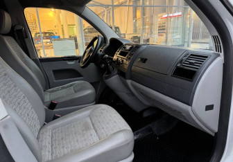 Подержанный автомобиль Volkswagen Transporter Van 2013 года (9 фото)