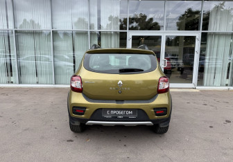 Подержанный автомобиль Renault Sandero 2016 года (6 фото)