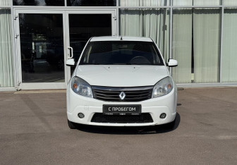 Подержанный автомобиль Renault Sandero 2013 года (2 фото)