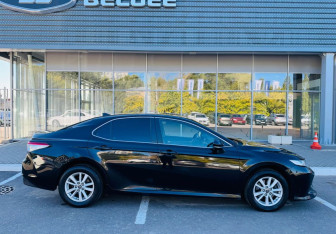 Подержанный автомобиль Toyota Camry Sedan 2019 года (7 фото)