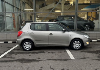 Подержанный автомобиль Skoda Fabia Hatchback 2011 года (8 фото)