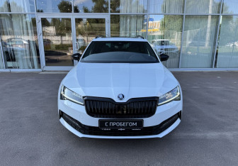 Подержанный автомобиль Skoda Superb Wagon 2019 года (2 фото)
