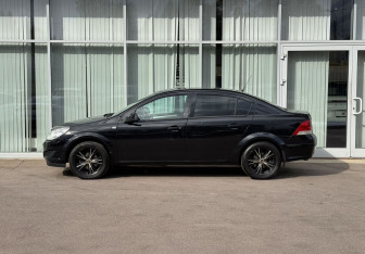 Подержанный автомобиль Opel Astra Sedan 2011 года (8 фото)