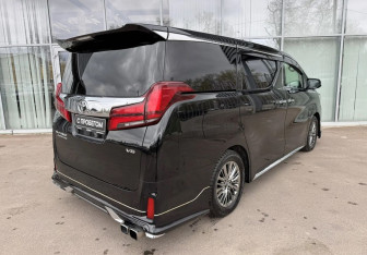 Подержанный автомобиль Toyota Alphard 2018 года (5 фото)
