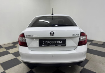 Подержанный автомобиль Skoda Rapid Liftback 2018 года (6 фото)