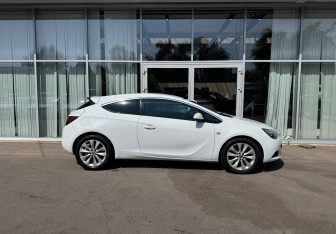 Подержанный автомобиль Opel Astra Hatchback 2014 года (4 фото)