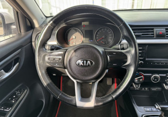 Подержанный автомобиль Kia Rio Sedan 2017 года (10 фото)