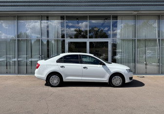 Подержанный автомобиль Skoda Rapid Liftback 2016 года (4 фото)