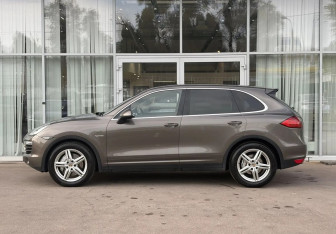 Подержанный автомобиль Porsche Cayenne 2011 года (8 фото)