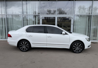 Подержанный автомобиль Skoda Superb Liftback 2014 года (4 фото)