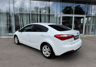 Подержанный автомобиль Kia Cerato Sedan 2015 года (7 фото)