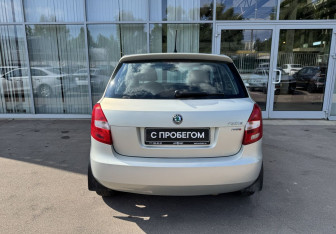 Подержанный автомобиль Skoda Fabia Hatchback 2013 года (6 фото)