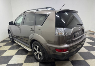 Подержанный автомобиль Mitsubishi Outlander 2011 года (7 фото)