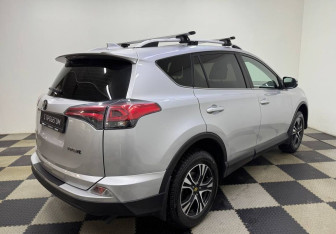 Подержанный автомобиль Toyota RAV4 2017 года (5 фото)