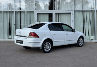 Подержанный автомобиль Opel Astra Sedan 2012 года (5 фото)