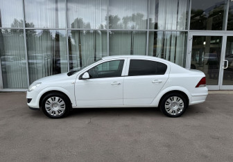 Подержанный автомобиль Opel Astra Sedan 2012 года (8 фото)