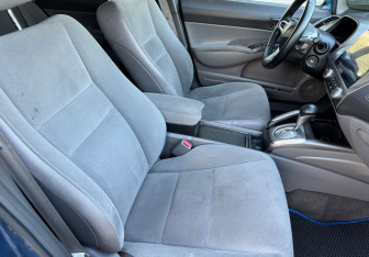 Подержанный автомобиль Honda Civic Sedan 2007 года (9 фото)