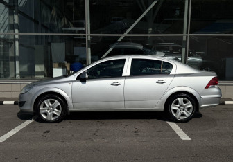 Подержанный автомобиль Opel Astra Sedan 2013 года (4 фото)