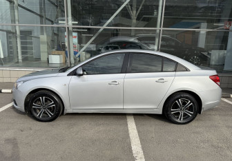 Подержанный автомобиль Chevrolet Cruze Sedan 2011 года (8 фото)
