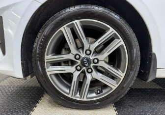 Подержанный автомобиль Kia Ceed Wagon 2020 года (12 фото)